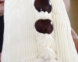 Foto del paso 11 de la receta: Pionono relleno de dulce de leche, decorado con crema chantilly