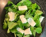 Foto del paso 1 de la receta: Ensalada de caballa con tomate, queso y vinagreta casera de yogur