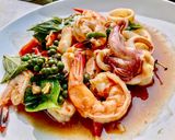 รูปขั้นตอนการทำที่ 1 ของ กุ้งหมึกผัดโหระพา