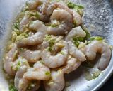 स्पायसी फ्राईड प्रॉन्स (fried prawns recipe in marathi) रेसिपी स्टेप 1 फोटो 