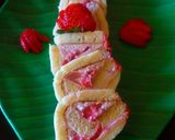 A picture of step 6 of Strawberry cream cheese roll.