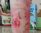 Foto langkah ke 3 dari resep Strawberry milk yakult 🍺🍓.