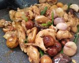 A picture of step 4 of Chestnut Chicken Pot 栗子炆雞.