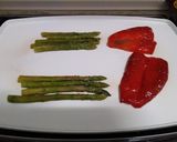 Foto del paso 3 de la receta Espárragos verdes plancha con jamón, pimiento rojo y parmesano