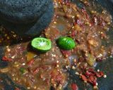 Foto langkah ke 2 dari resep Sambal Petis Jeruk.
