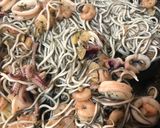 Foto del paso 5 de la receta: Spaghetti al nero di seppia con gulas, gambas y calamares