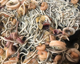 Foto del paso 5 de la receta: Spaghetti al nero di seppia con gulas, gambas y calamares