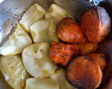 Foto del paso 3 de la receta: Bondiola de cerdo agridulce con papa, boniato, manzana y ciruela