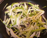 Foto del paso 2 de la receta: Revuelto de ajetes y gulas