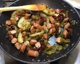 Une image de l'étape 15 de Saucisses fumées aux poivrons verts, tomates séchées et courgette.