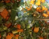 Foto del paso 1 de la receta: Sopa de Caldo de Verduras y Pollo con Cabello de Ángel
