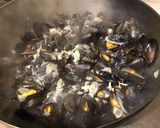 Une image de l'étape 10 de Moules de bouchot au gorgonzola et vin blanc.