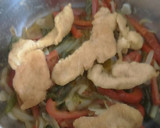 Foto del paso 7 de la receta: Pechugas con pimientos en salsa