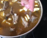 Foto del paso 7 de la receta: Cazuela de patatas, costillas y setas con su caldo