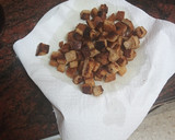 Foto del paso 6 de la receta: Crema de puerros, apio y almendras con pan frito