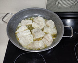 Foto del paso 2 de la receta: Bacalao en salsa marinera