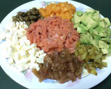 Foto del paso 1 de la receta: Tartar de trucha ahumada, aguacate, kaki, y mozzarella
