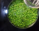 A picture of step 5 of Frozen matar.