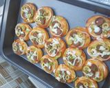 صورة لخطوة 3 من وصفة ميني بيتزا بالنقانق😋🍕