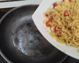 Foto langkah ke 4 dari resep Omlet Mie Super Mudah.