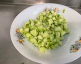 Une image de l'étape 6 de Salade de melon au concombre, tomate noire, oignon rouge et feta.