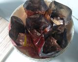Foto langkah ke 5 dari resep 16. Coffee Crunch Popsicles.