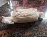 Foto del paso 5 de la receta: Rollo de queso con arándanos, pistachos, panceta y miel