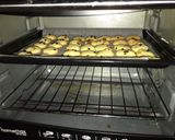 Hình bước làm 3 của món Cookie nho khô và sô cô la chip