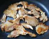 Foto del paso 2 de la receta: Setas ostra a la plancha con queso