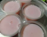 Foto langkah ke 2 dari resep Strawberry Silky Pudding.