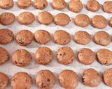 Foto langkah ke 2 dari resep Van Houten Chocolate Kismis cookies.