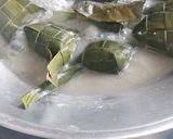 Foto langkah ke 2 dari resep Ketupat ketan lemak.