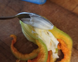 Foto del paso 4 de la receta: Flores de calabacín rellenas de queso