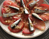 Foto del paso 3 de la receta: Ensalada de tomate y sardinas con una rica vinagreta