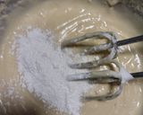 Foto del paso 4 de la receta: Queque de yogur con manzana
