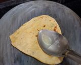 तिकोना बेसन परांठा और आलू टमाटर की चटपटी सब्जी रेसिपी चरण 8 फोटो
