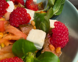 Foto del paso 4 de la receta: Ensalada de lentejas, canónigos, frambuesas y queso feta 🥬🍓🧀
