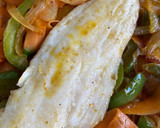 Foto del paso 6 de la receta: Merluza a la plancha en cama de verduras