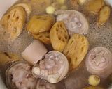 Hình bước làm 3 của món Đuôi heo nấu hạt sen, củ sen