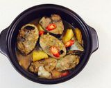 Hình bước làm 2 của món Cá ngừ kho dứa và nước dừa
