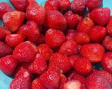 Foto del paso 1 de la receta: Postre helado con frutillas en vasito