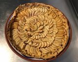 Une image de l'étape 8 de Maxi tarte aux pommes du jardin et miel d Algarve pâte brisée au cassis.