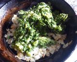 Foto del paso 3 de la receta: Tortilla de acelga rellena con queso