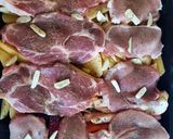 Tepsis karaj🥓-tarja🥩-comb🍗 zöldségekkel🥕🥔🍎🧅 recept fázis 3 fotója