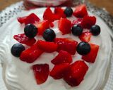 Foto del passaggio 7 della ricetta Meringata ai frutti misti