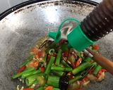 Foto langkah ke 6 dari resep Tumis Asam Cumi Jagung Muda.