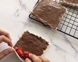 Foto langkah ke 3 dari resep Strawberry Chocolate French Toast Roll.