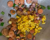 Foto langkah ke 2 dari resep Sosis Telur Tumis Bawang.