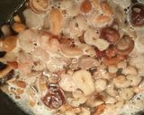 Foto del paso 2 de la receta Revuelto de setas, gambas y espárragos verdes