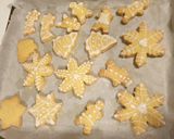 Foto del passaggio 9 della ricetta Biscotti di natale decorati glutenfree e vegan
